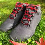Vivobarefoot Hiker Soft Ground im Test Outdoor-Barfußschuh im Herbstlaub