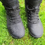 Vergiss nasse Füße: Entdecke die 7 besten wasserdichten Barfußschuhe Regentropfen auf Outdoor-Barfußschuh